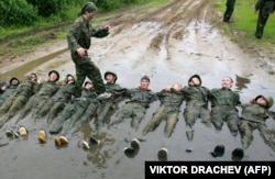 Iulie 2020, adolescenți dezavantajați participă la o tabără militarizată belarusă.