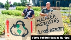 Fémkereskedők tüntetnek a Mol-székház előtt 2023. július 14-én, két héttel a koncessziós rendszer indulása után