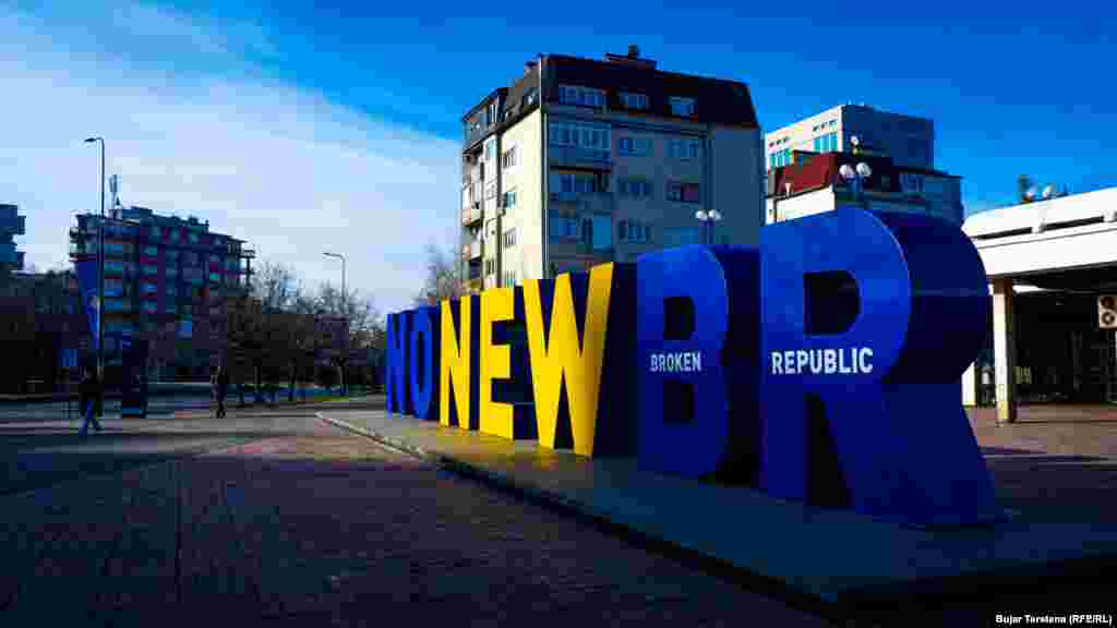  Kao i svake godine, spomenik nezavisnosti NEVBORN menja svoj izgled. Na 15. godišnjicu nezavisnosti, tema je &quot;Nije slomljena nova republika&quot;. &nbsp; &nbsp; &nbsp; &nbsp; &nbsp; &nbsp; 