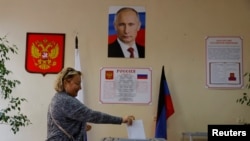 Гласање на локални избори во Доњецк, украински регион нелегално припоен од Русија минатата година, 9 септември 2023 година.