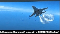 Російський літак Су-27 скидає пальне на безпілотний літак розвідки ВПС США MQ-9 над Чорним морем, намагаючись, очевидно, засліпити або пошкодити його, 14 березня 2023 року. Скріншот із відео