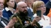 Bratislav Jivcovici, membru al mișcării paramilitare sârbe de cetnici s-a aflat marți seara în primele rânduri la discursul susținut de Vladimir Putin la Moscova