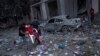 Palestinezë duke ecur mes rrënojave, pas sulmeve ajrore izraelite, që rrafshuan pjesë të mëdha të një lagjeje në Qytetin e Gazës, më 10 tetor 2023.