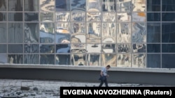Čovjek prolazi pored krhotina oštećene poslovne zgrade u Moskvi nakon napada dronom 1. avgusta.