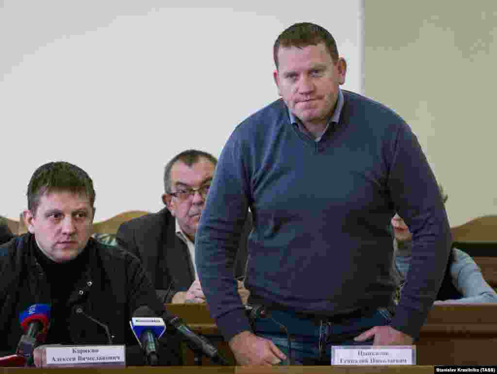 Геннадій Ципкалов (1973–2016) Народився в Ростовській області Росії. У ранньому дитинстві разом із родиною переїхав до Луганської області. Там він жив та працював на різних роботах, зокрема водієм вантажівки. Ципкалов був «правою рукою» Валерія Болотова і виконував його обов'язки, коли той отримав поранення у боях. За деякими даними, українська сторона вважала Ципкалова одним із найбільш розумних проросійських бойовиків, який дотримав свого слова, коли було погоджено припинення вогню. У вересні 2016 року Ципкалова затримали за підозрою у спробі повалення проросійської окупаційної влади на захопленій частині Луганщини. Він помер у камері, в якій його ув'язнили бойовики. В угрупованні «ЛНР» заявили, що Ципкалов повісився, «усвідомивши глибину своїх злочинних дій»