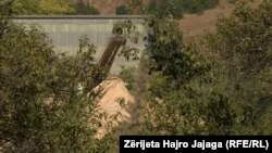 Nxjerrja e rërës në shtratin e lumit.