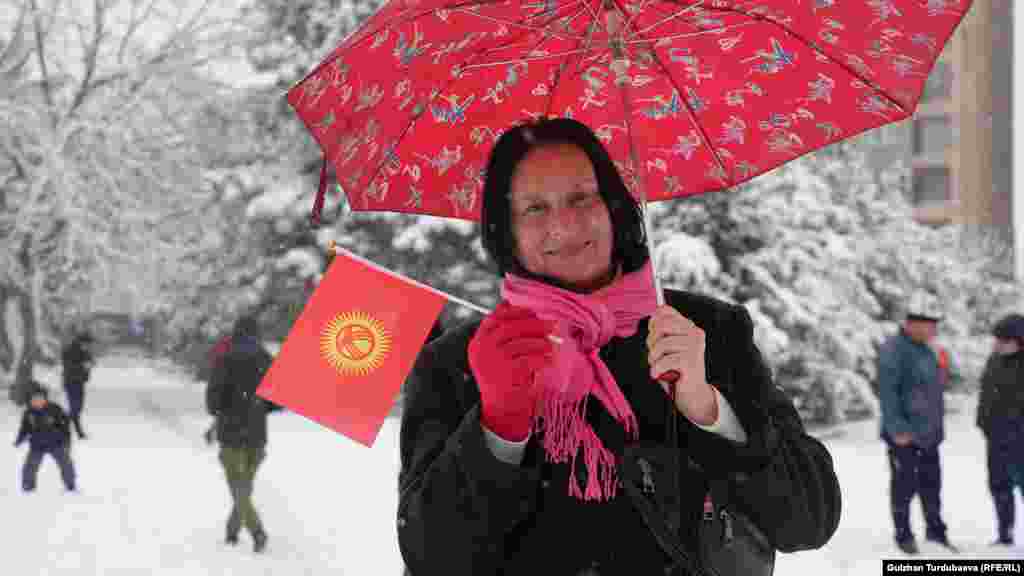 Митингге келген Бишкектин тургуну. 