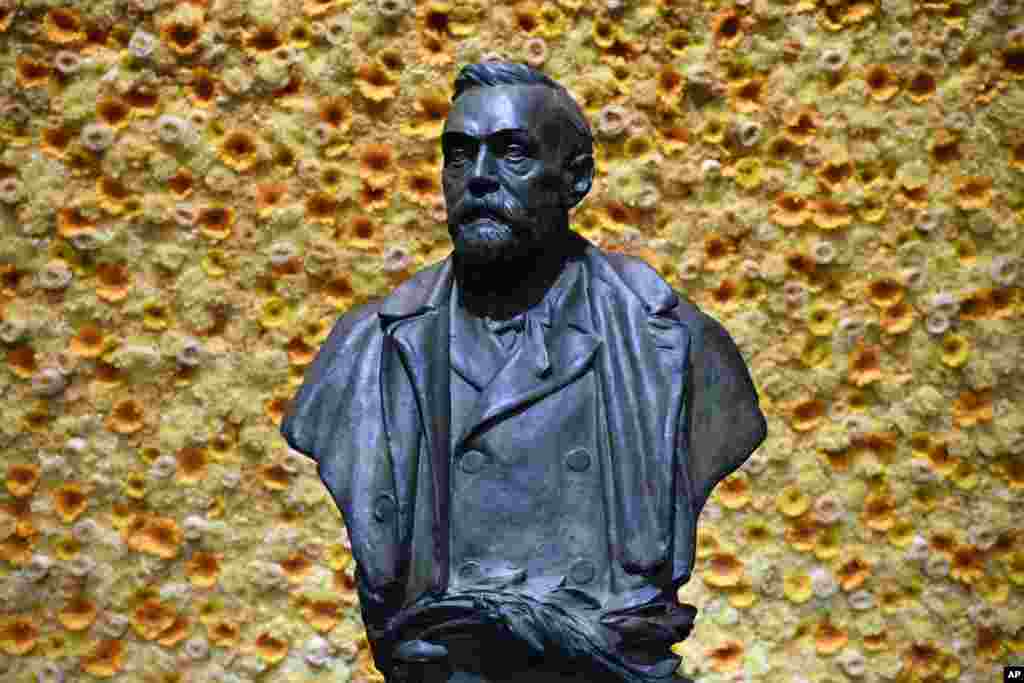 Alfred Nobel mellszobra a stockholmi koncertteremben a 2016-os Nobel-díj-átadási ünnepségen. A dinamit hamar népszerűvé vált az építőiparban és a bányászatban, valamint a fegyveriparban, ami gazdaggá tette Nobelt. Élete vége felé úgy döntött, hogy hatalmas vagyonából éves díjat alapít „azoknak, akik az előző évben a legnagyobb hasznot hozták az emberiségnek”