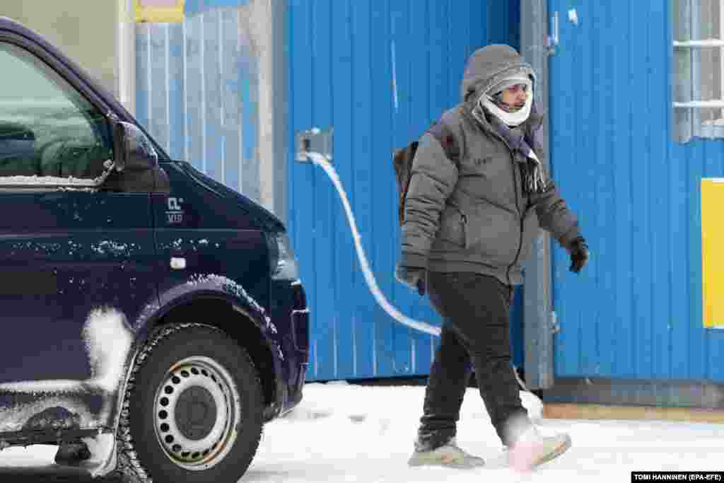 Un migrant la granița Raja-Jooseppi. „Datele furnizate de serviciile de informații din diferite surse ne spun că mai sunt oameni în mișcare. Dacă acest fenomen va continua, vom anunța în viitorul apropiat și mai multe măsuri”, a declarat Orpo la o conferință de presă din 27 noiembrie. 
