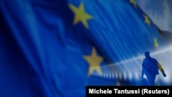 Aproape 70% dintre români cred că „în viitor România s-ar dezvolta mai bine ca parte a UE” și doar 13% în afara ei.