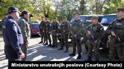 Pintér Sándor magyar és Bratislav Gašić szerb belügyminiszter az illegális migráció elleni közös fellépésről tárgyal a röszkei határátkelőnél 2023. október 30-án