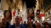 Tüntetés a máltai Vallettában 2023. október 16-án, a 2017-ben meggyilkolt Daphne Caruana Galizia halálának hatodik évfordulóján