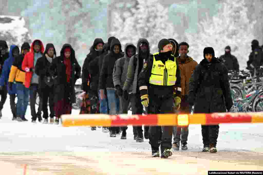 Finn határőrök kísérik a migránsokat az észak-finnországi Salla nemzetközi határátkelőnél 2023. november 23-án. A finn hatóságok katonákat küldtek az érintett területre, hogy szögesdrótot és betonakadályokat állítsanak fel a határ mentén. Finnország segítséget kért az EU határvédelmi ügynökségétől, a Frontextől is, amely közölte, hogy többtucatnyi rendőrt és felszerelést küld a finn határra erősítésként