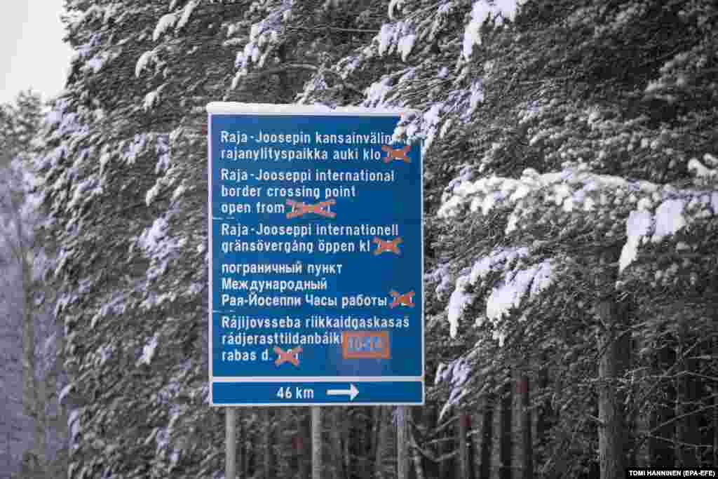 Un indicator rutier arată drumul spre postul de frontieră Raja-Jooseppi. Helsinki acuză Moscova că i-a trimis pe migranți la graniță ca represalii pentru decizia autorităților de la Helsinki de a spori cooperarea în domeniul apărării cu Statele Unite, acuzație pe care Kremlinul o neagă. 