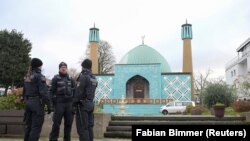 Припадници на германската полиција при претрес на Исламскиот центар во Хамбург, 16 ноември 2023 