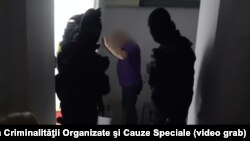 Momentul reținerii de către angajații PCCOCS și SIS a unui bănuit, 31 iulie