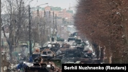 Разурнати воени возила низ улиците на Буча, Украина