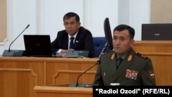 Замминистра обороны Эмомали Собирзода выступает в парламенте