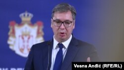 Vučić je u poruci na Instagramu 14. januara rekao da će se Srbija "boriti za Đokovića"