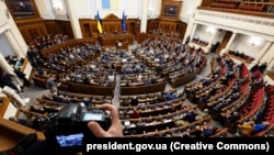 7 лютого Верховна Рада схвалила у першому читанні урядовий законопроєкт про мобілізацію. До документа подали понад 4000 правок 