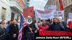 Protest ispred ambasade Republike Srbije u Tirani. 27. decembar 2022.