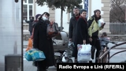 Një familje refugjatësh që ka arritur në Maqedoninë e Veriut. 