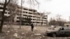 Фотограф Associated Press Євген Малолєтка стоїть на місці авіаудару по Приазовському державному технічному університету, 10 березня 2022 року, Маріуполь
