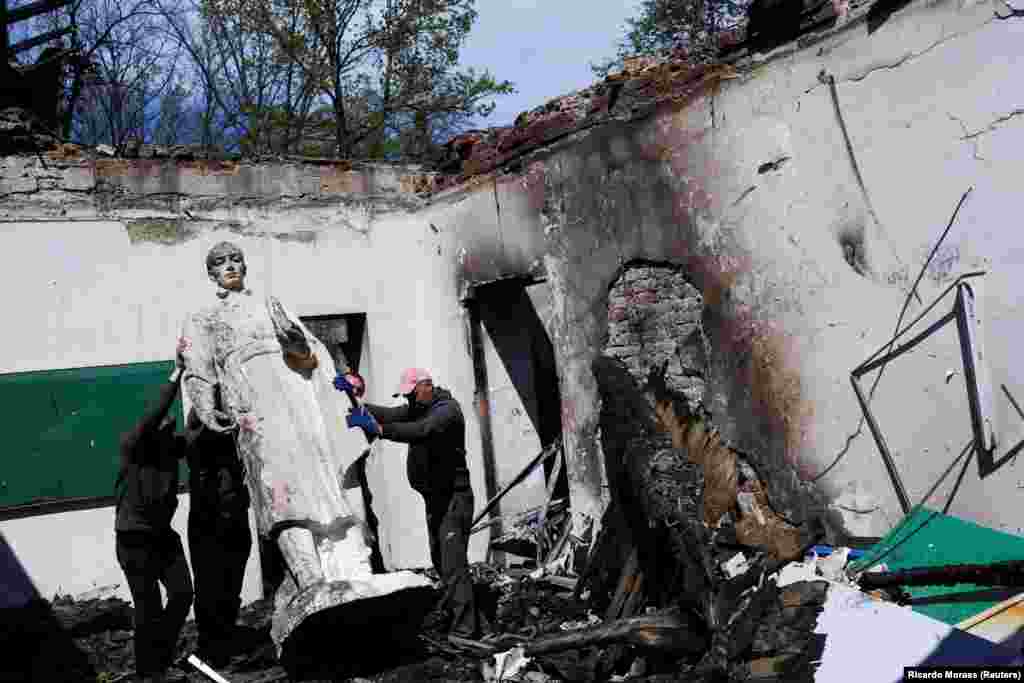 Оштетената статуа на украинскиот филозоф од 18 век Хрихориј Сковорода е отстранета од остатоците од книжевниот меморијален музеј Хрихориј Сковорода во Сковородинивка на 7 мај по руското гранатирање. Сковорода се смета за украински Сократ и беше главен придонесувач за културното наследство и на денешна Украина и на Русија.