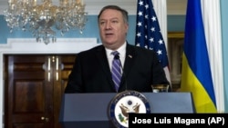 Державний секретар США Майк Помпео під час спілкування із журналістами на спільній пресконференції з тодішнім міністром закордонних справ України Павлом Клімкіним. Вашингтон, 16 листопада 2018 року