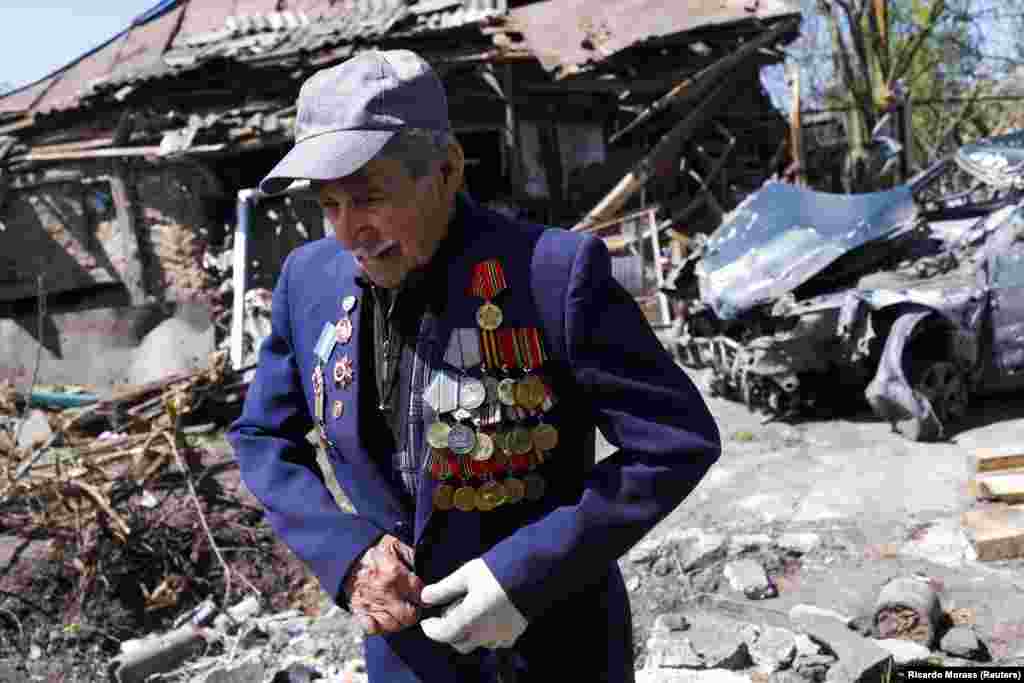 Ветеранот од Втората светска војна Иван Лисун (97) со своите медали во близина на неговата куќа во Золочив, во близина на Харкив, која беше оштетена по рускиот напад на 6 мај.