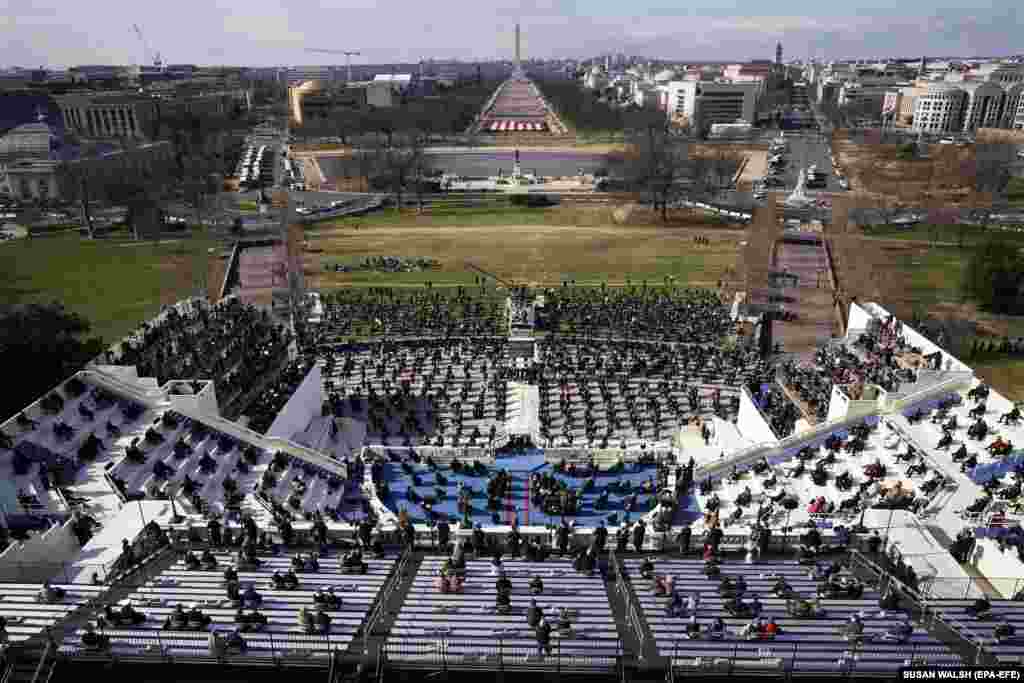 A koronavírus-járvány miatt idén szűkebb körben rendezték meg a beiktatási ceremóniát Washington DC-ben. A korábban megszokott tömeg nem lehetett jelen. A kis létszámú nézőközönség tagjai egymástól távol ültek.