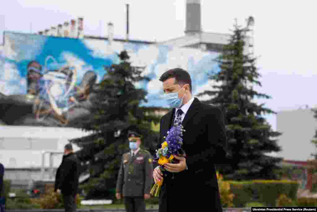Украинскиот претседател Володимир Зеленски ја посети забранетата зона за да присуствува на церемонијата по повод 35-годишнината од несреќата во Чернобил. „Нашата задача е да сториме се што е можно за да ја зајакнеме безбедноста за никогаш да не повториме слична катастрофа во иднина“, рече Зеленски во телевизиското обраќање на 26 април.