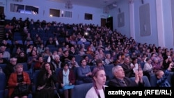 Зрители концерта к Дню народного единства в России. Уральск, 3 ноября 2022 года
