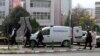 Полициска кола пред училиште во Скопје поради дојави за бомби