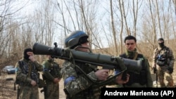 Украински војници го проучуваат шведскиот вооружен систем Карл Густаф М4 за време на тренинг сесија во близина на Харкiв, Украина, 7 април 2022 година.