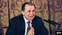 Ion Iliescu într-o fotografie de arhivă, la o lună după „descinderea” de la București a minerilor din Valea Jiului.