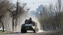 Un tanc rusesc cu emblema Z pe străzile din Mariupol, 15 aprilie.
