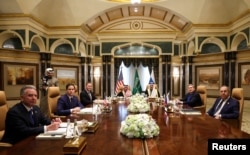 Delegațiile SUA (stânga) și Rusia (dreapta) din timpul întâlnirii din Arabia Saudită.