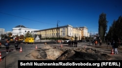 Ілюстраційне фото. Вирва від ракети і пошкоджений купол будинка вчителя. Київ, 10 жовтня 2022 року