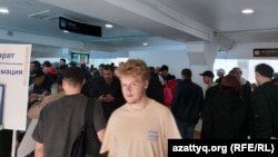 Казакстанга келген орусиялык жарандар. Иллюстрациялыык сүрөт.