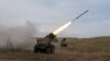 Украински повеќекратен фрлач БМ-21 „Град“ гранатира позиција на руските трупи, во близина на Луганск, во регионот на Донбас, на 10 април 2022 година.
