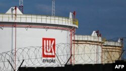 Ідея обмеження в тому, щоб заборонити обслуговувати вантажі російської сирої нафти по всьому світу, якщо вона продається за ціною, вищою від встановленої «Групою семи» та її союзниками