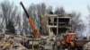 Анализ обломков на месте обстрела Вооруженными силами здания, где дислоцировались российские военные. Макеевка, Донецкая область, 4 января 2022 года