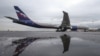 Boeing 777-300ER Шереметьево аэропортунда. Архив