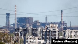 Разрушенные жилые дома на фоне завода «Азовсталь» в Мариуполе