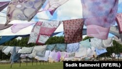 U Srebrenici instalacija "Majčine marame" u okviru obilježavanja 27. godišnjice genocida, 10. jula 2022.