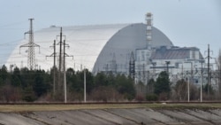 A csernobili atomerőmű sérült reaktorára helyezett védőburok 2021. április 13-án