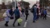 Până duminică, la ora 16, un număr de 56.371 de cetăţeni ucranieni au intrat prin punctele de trecere a frontierei în România. Dintre aceștia 28.174 de persoane au plecat în alte țări.