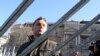 Orbán Viktor 2007-ben elbontja a Parlamentet a Kossuth téri tüntetőktől elválasztó kordont
