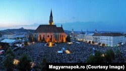 Zilele Culturale Maghiare din Cluj au stabilit în trecut un record de prezență în Piața Unirii din centrul orașului, dominat de biserica Sfântul Mihail.